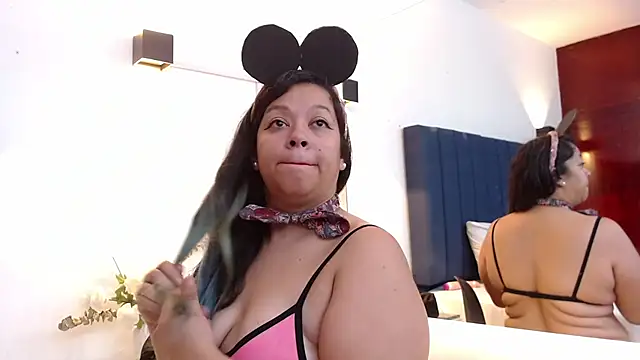 Snapshot of Angyrios chatting on 31, 10, 2025 Angyrios online show from 31, 10, 2025