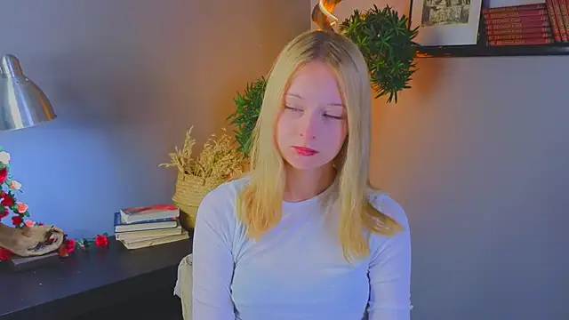 Snapshot of YungLyssy chatting on 9, 11, 2025 YungLyssy online show from 9, 11, 2025