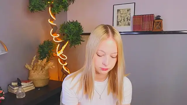 Snapshot of YungLyssy chatting on 18, 11, 2025 YungLyssy online show from 18, 11, 2025