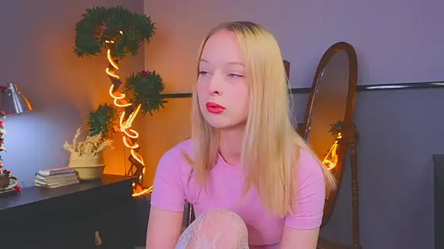 Snapshot of YungLyssy chatting on 16, 12, 2025 YungLyssy online show from 16, 12, 2025