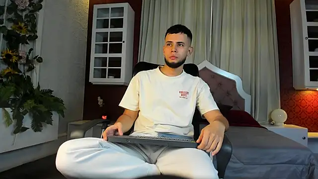 Snapshot of Maxcole_07 chatting on 16, 12, 2025 Maxcole 07 online show from 16, 12, 2025