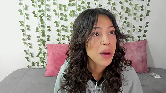 Snapshot of emily_jonessxx chatting on 12, 1, 2026 emily jonessxx online show from 12, 1, 2026