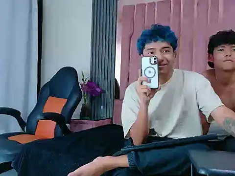 Snapshot of LiamANDJordan chatting on 29, 10, 2025 LiamANDJordan online show from 29, 10, 2025