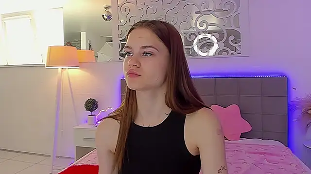 Snapshot of LuisaClover chatting on 10, 6, 2026 LuisaClover online show from 10, 6, 2026