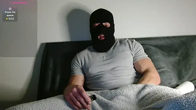 Snapshot of Masked_Bull38_Uk chatting on 29, 10, 2025 Masked Bull38 Uk online show from 29, 10, 2025