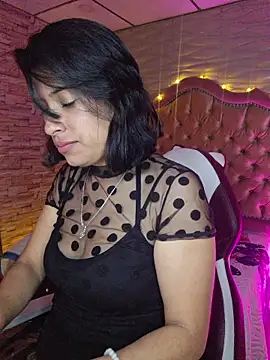 Snapshot of Roxanne_Han chatting on 23, 11, 2025 Roxanne Han online show from 23, 11, 2025