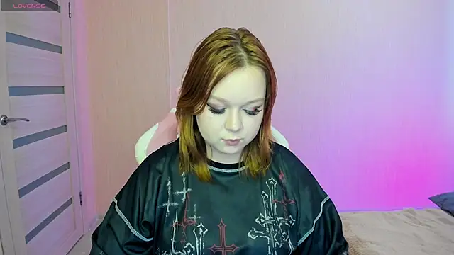 Snapshot of Lovly_Vixen chatting on 23, 10, 2025 Lovly Vixen online show from 23, 10, 2025