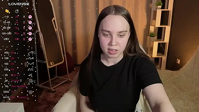 Snapshot of LunaDreeam chatting on 4, 11, 2025 LunaDreeam online show from 4, 11, 2025