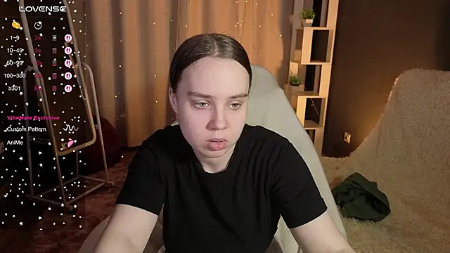 Snapshot of LunaDreeam chatting on 5, 11, 2025 LunaDreeam online show from 5, 11, 2025