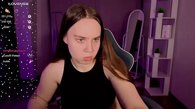 Snapshot of LunaDreeam chatting on 12, 11, 2025 LunaDreeam online show from 12, 11, 2025