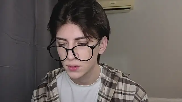 Snapshot of Oliver_star_boy_ chatting on 12, 11, 2025 Oliver star boy online show from 12, 11, 2025