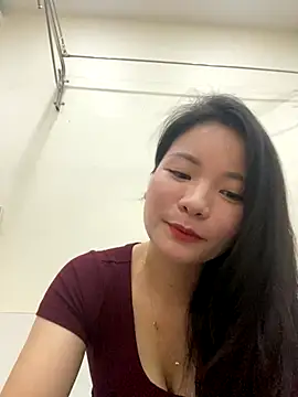 Bee Yellow00 online show from 7, 11, 2025