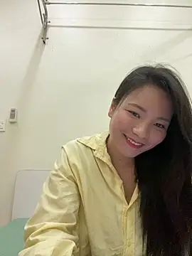 Bee Yellow00 online show from 3, 12, 2025