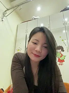 Bee Yellow00 online show from 14, 1, 2026