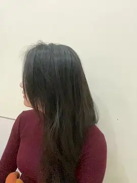 Bee Yellow00 online show from 11, 2, 2026