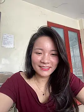 Bee Yellow00 online show from 29, 5, 2026