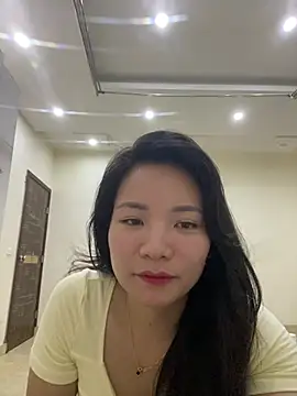 Bee Yellow00 online show from 19, 7, 2026