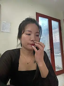 Bee Yellow00 online show from 20, 7, 2026