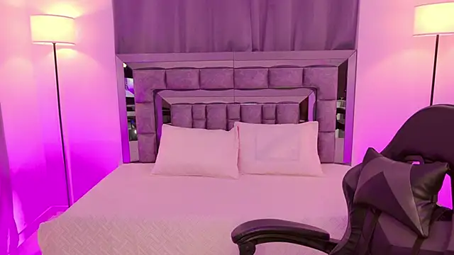 Snapshot of Bella_Clark2 chatting on 31, 10, 2025 Bella Clark2 online show from 31, 10, 2025