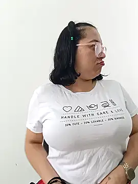 Snapshot of Caroline-17 chatting on 13, 11, 2025 Caroline-17 online show from 13, 11, 2025