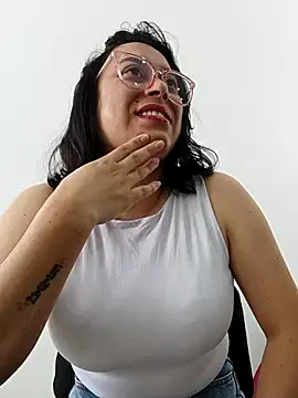 Snapshot of Caroline-17 chatting on 15, 11, 2025 Caroline-17 online show from 15, 11, 2025