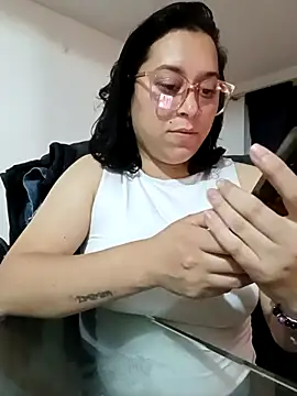 Snapshot of Caroline-17 chatting on 16, 11, 2025 Caroline-17 online show from 16, 11, 2025