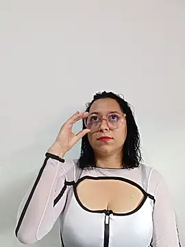 Snapshot of Caroline-17 chatting on 28, 11, 2025 Caroline-17 online show from 28, 11, 2025