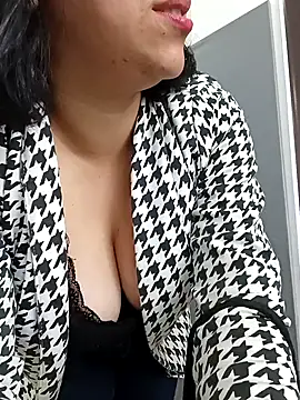 Snapshot of Caroline-17 chatting on 1, 12, 2025 Caroline-17 online show from 1, 12, 2025