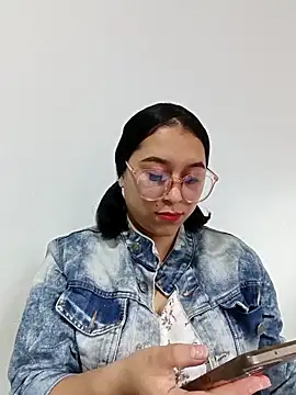 Snapshot of Caroline-17 chatting on 4, 12, 2025 Caroline-17 online show from 4, 12, 2025