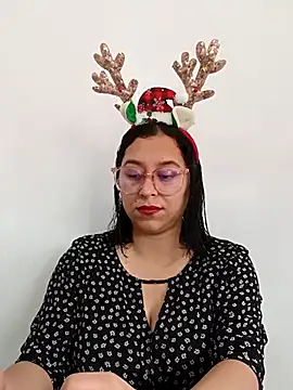 Snapshot of Caroline-17 chatting on 5, 12, 2025 Caroline-17 online show from 5, 12, 2025