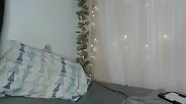 angelicahotparis18 online show from 4, 12, 2025