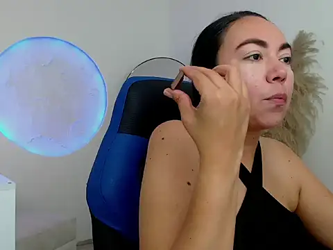 Yadis hot online show from 11, 11, 2025