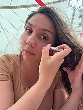 Snapshot of sarah_honey__ chatting on 18, 12, 2025 sarah honey online show from 18, 12, 2025