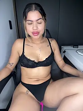 Snapshot of Alanna-foxx chatting on 14, 11, 2025 Alanna-foxx online show from 14, 11, 2025