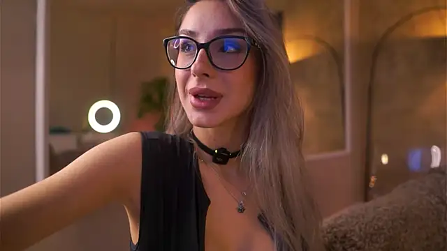 MaddieBryggs online show from 17, 4, 2026