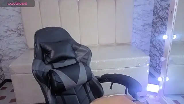 Snapshot of Cute_Martina_v chatting on 9, 11, 2025 Cute Martina v online show from 9, 11, 2025