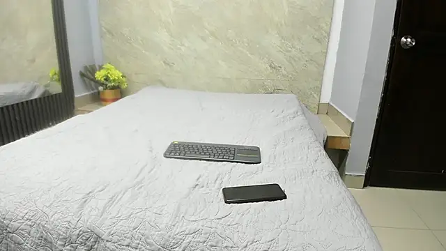 Snapshot of Sarahh-19 chatting on 27, 11, 2025 Sarahh-19 online show from 27, 11, 2025