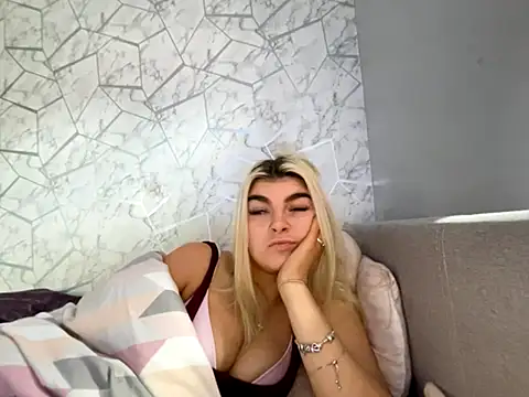 rosie-hipstergal online show from 18, 11, 2025