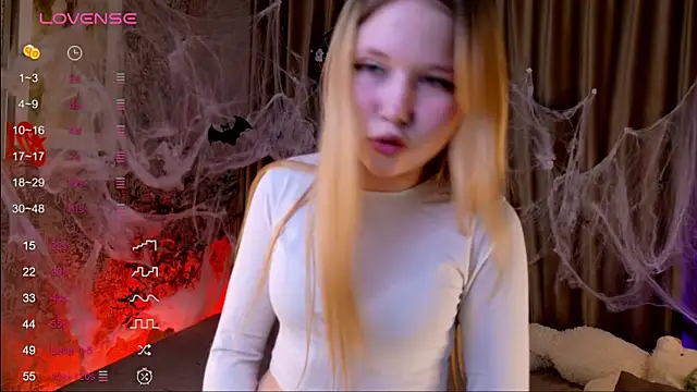 Snapshot of VivieSunn chatting on 30, 10, 2025 VivieSunn online show from 30, 10, 2025