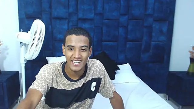 Snapshot of Tommy_22CM chatting on 4, 11, 2025 Tommy 22CM online show from 4, 11, 2025