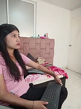 YeseniaRodriguez3 online show from 19, 5, 2026