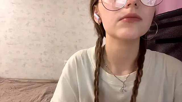 Snapshot of AliceStacy chatting on 3, 11, 2025 AliceStacy online show from 3, 11, 2025