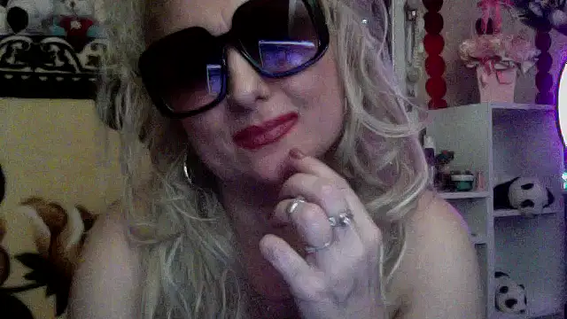 xHot Amazonq online show from 16, 12, 2025