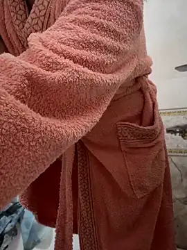 Snapshot of flo_emillia chatting on 28, 10, 2025 flo emillia online show from 28, 10, 2025