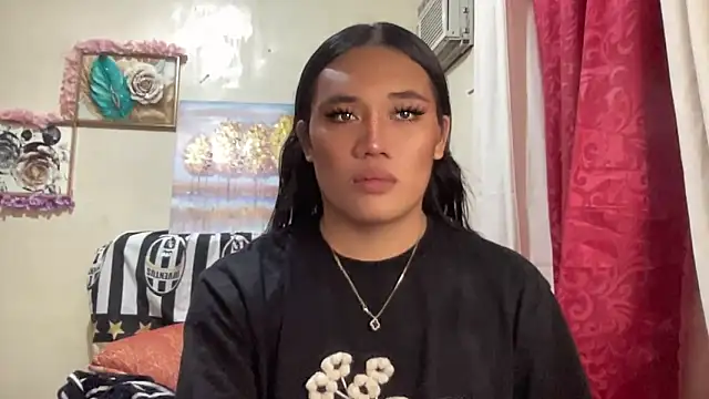 Snapshot of untouchable_mia chatting on 26, 11, 2025 untouchable mia online show from 26, 11, 2025