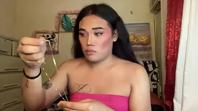 Snapshot of untouchable_mia chatting on 4, 12, 2025 untouchable mia online show from 4, 12, 2025