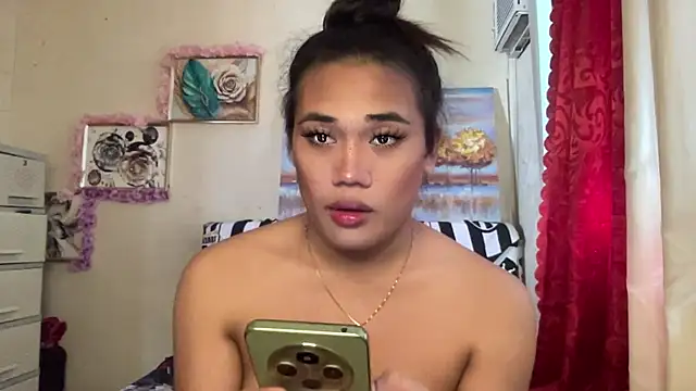 Snapshot of untouchable_mia chatting on 5, 12, 2025 untouchable mia online show from 5, 12, 2025