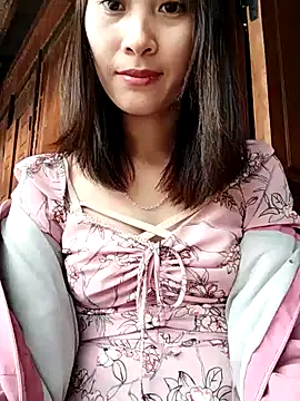 Snapshot of Em_xinh01 chatting on 5, 11, 2025 Em xinh01 online show from 5, 11, 2025