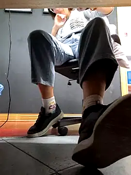 Piediniecollant online show from 3, 11, 2025