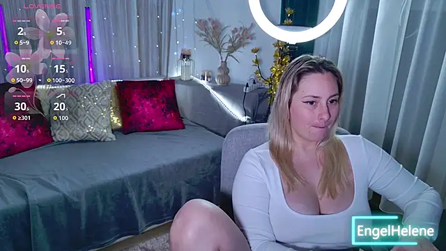 Snapshot of EngelHelene chatting on 25, 11, 2025 EngelHelene online show from 25, 11, 2025